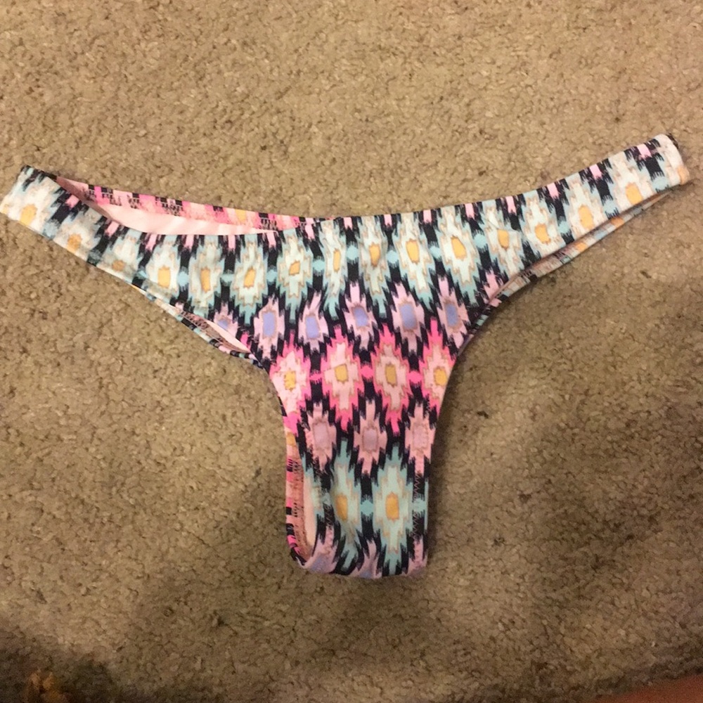 Cheeky swimsuit bottoms